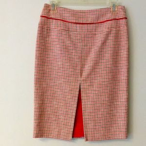 Straight skirt with front split. Lined.